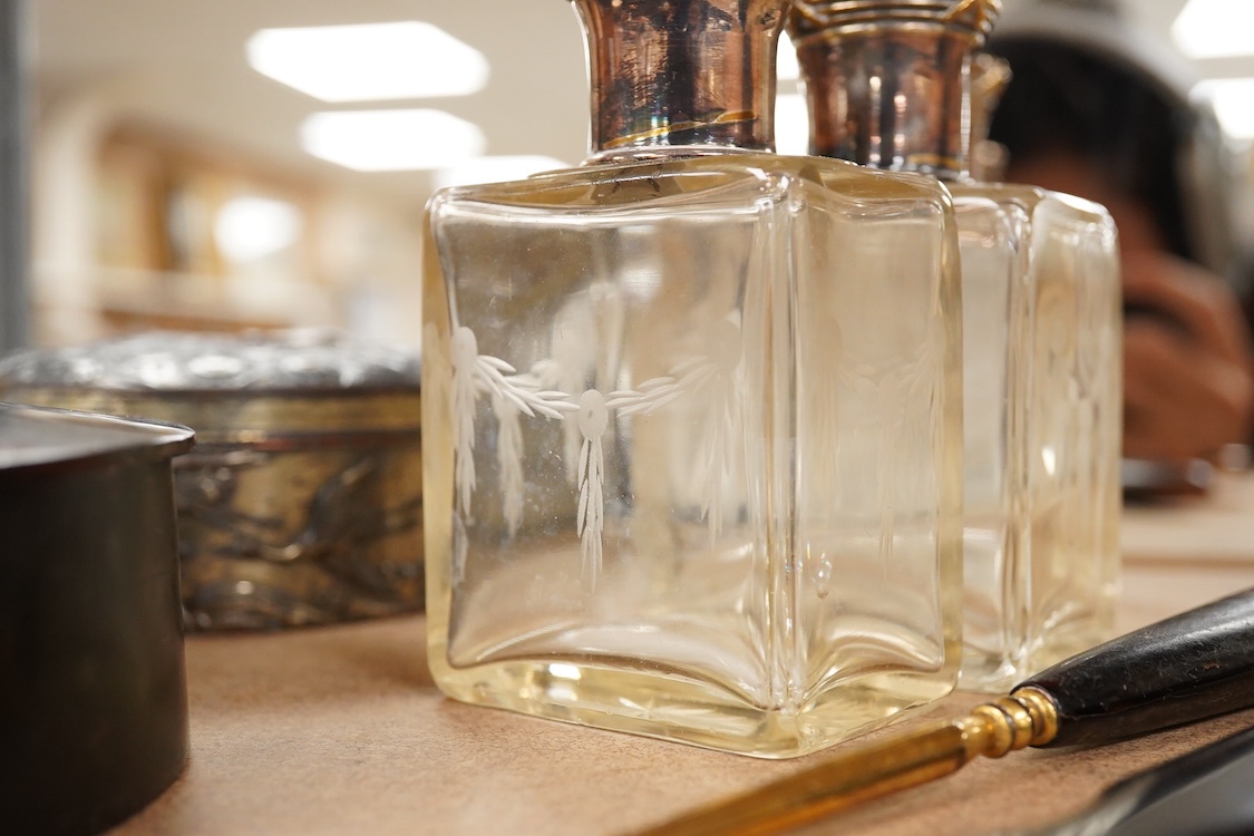 An Edwardian tortoiseshell jewellery box, a pair of gilt metal lorgnettes, a pair of half hoop gold earrings and pearl earrings, three jars etc